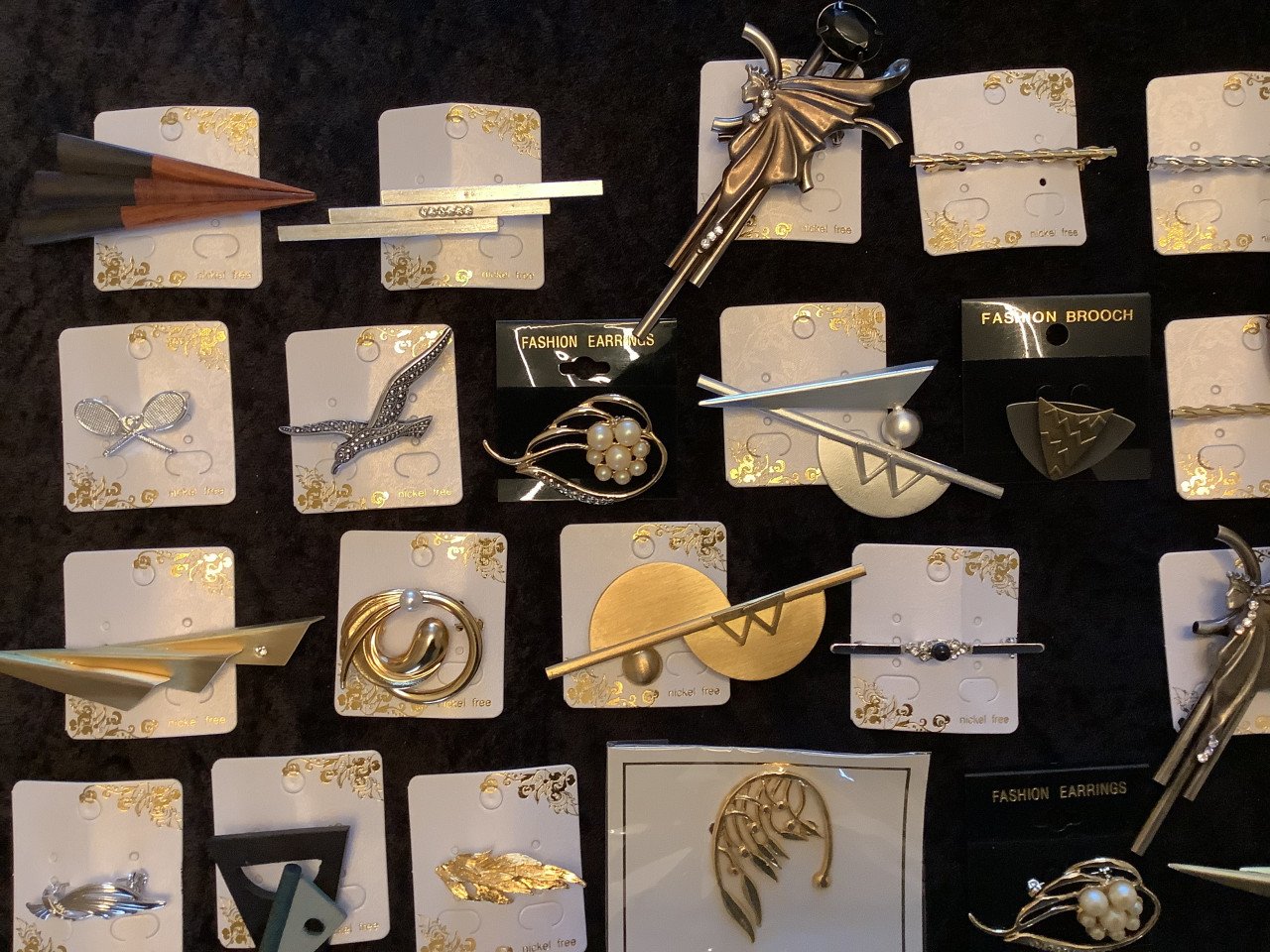 ****. partij nieuwe broches voor bodemprijsje ****.  (p-200)