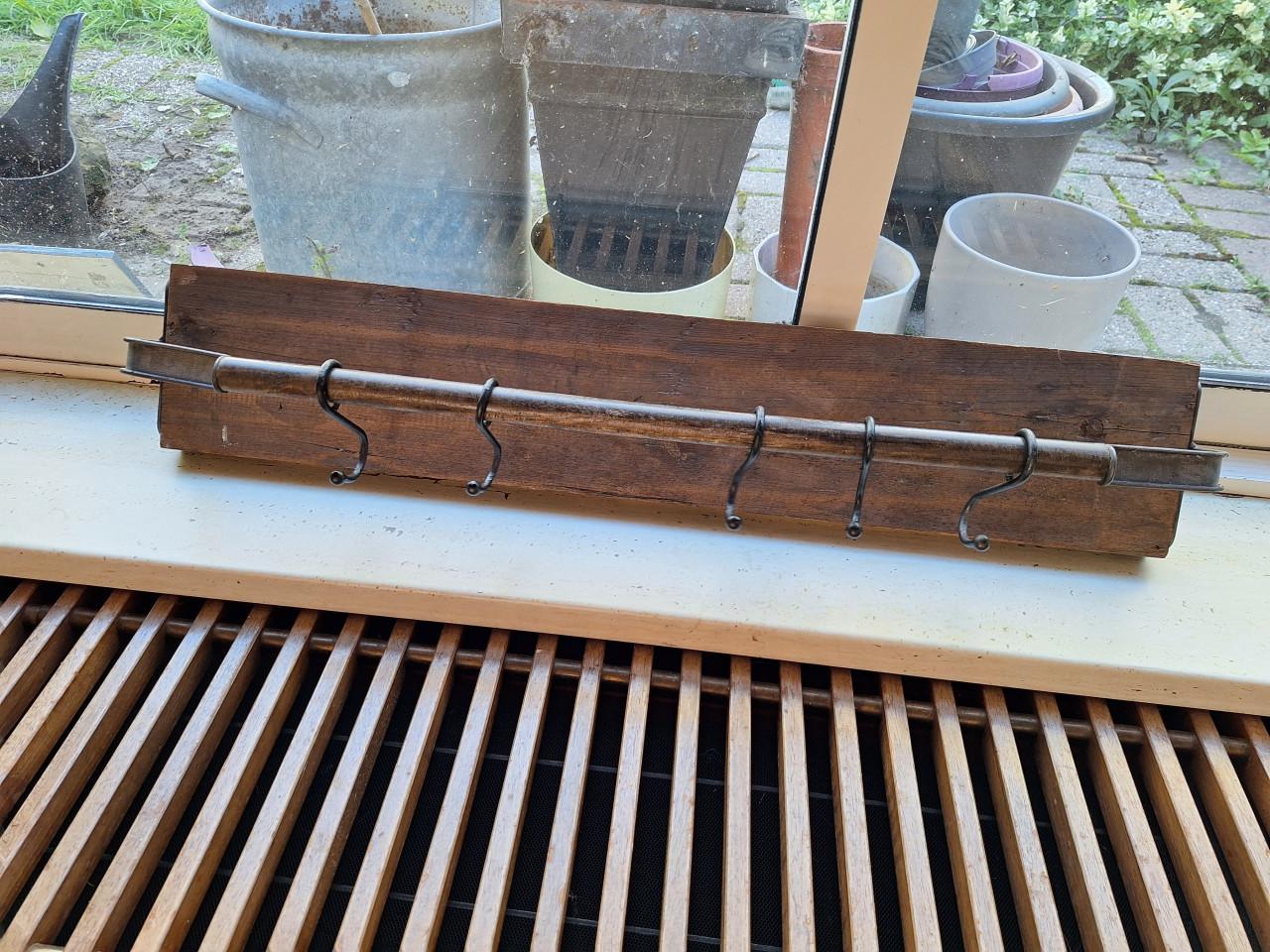 Stoere houten kapstok met metalen haken