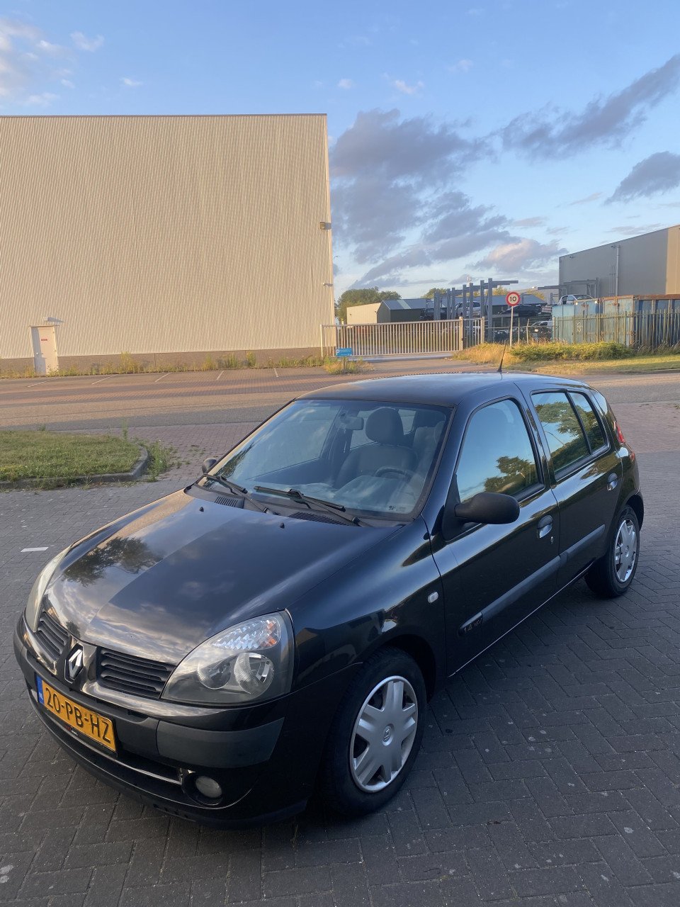 Renault Clio 1.4 16V Autbas E3 2004 Zwart | NAP