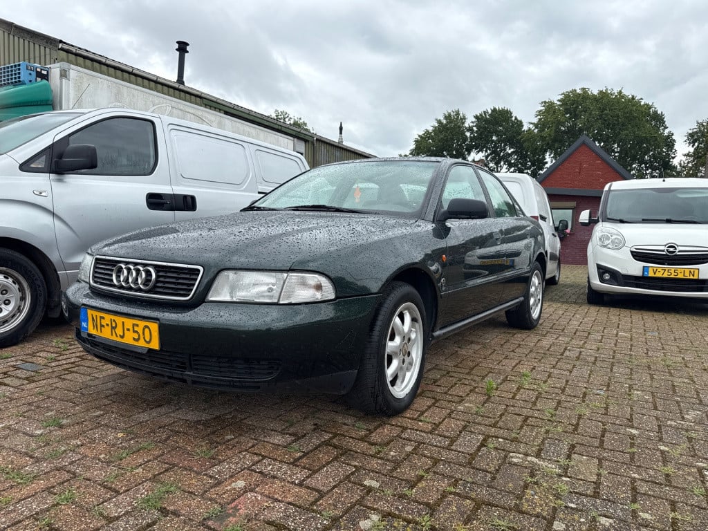 Audi A4 limousine 1.6 //apk//nap