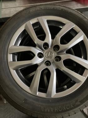 4 lexus velgen met versleten banden
