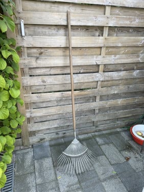 Te koop  Bladhark met steel