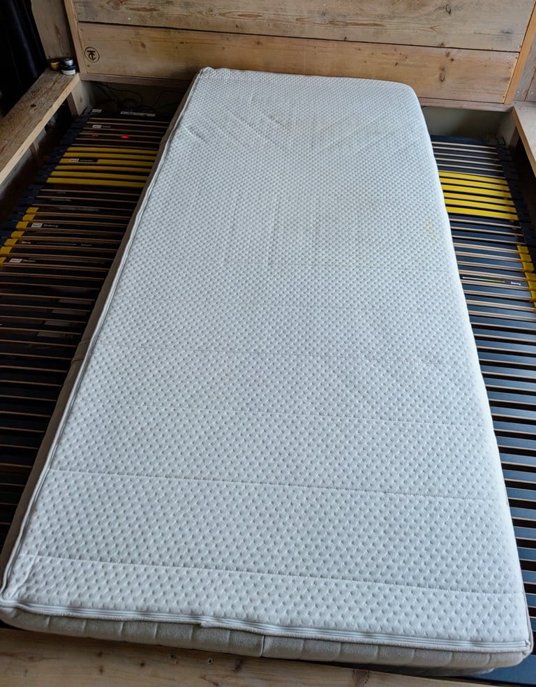 Twee latex matrassen (stevig)