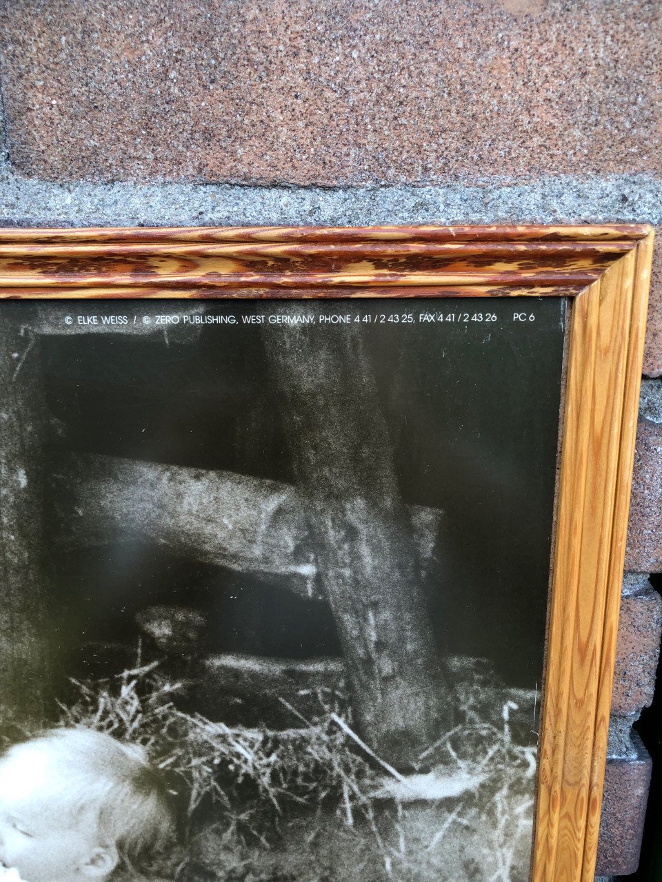 Zwart/wit foto ingelijst achter ontspiegeld glas.