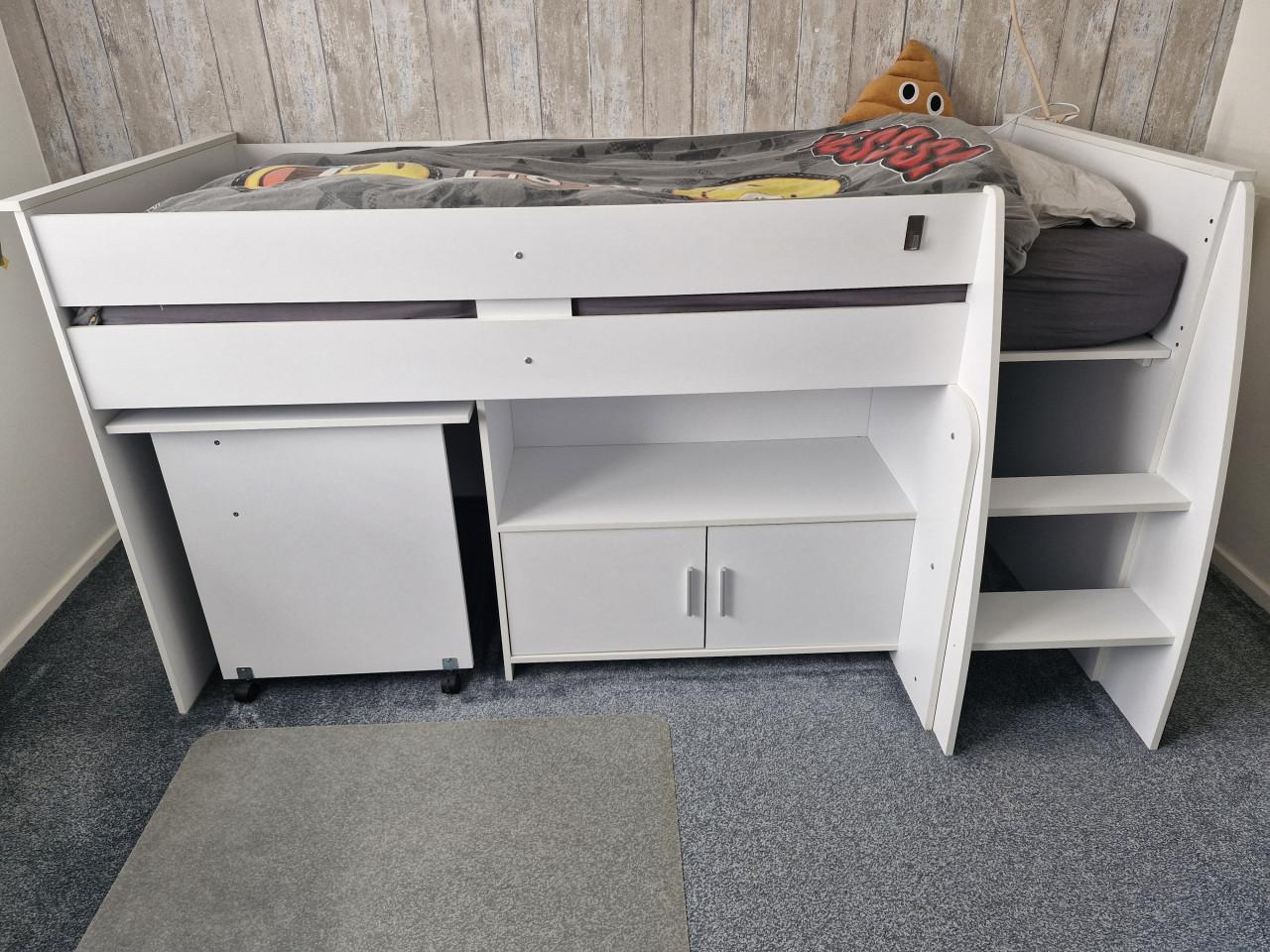 Half-hoogslaper inclusief bureau