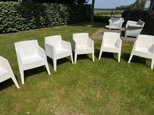 6 witte Toy Driade tuinstoelen