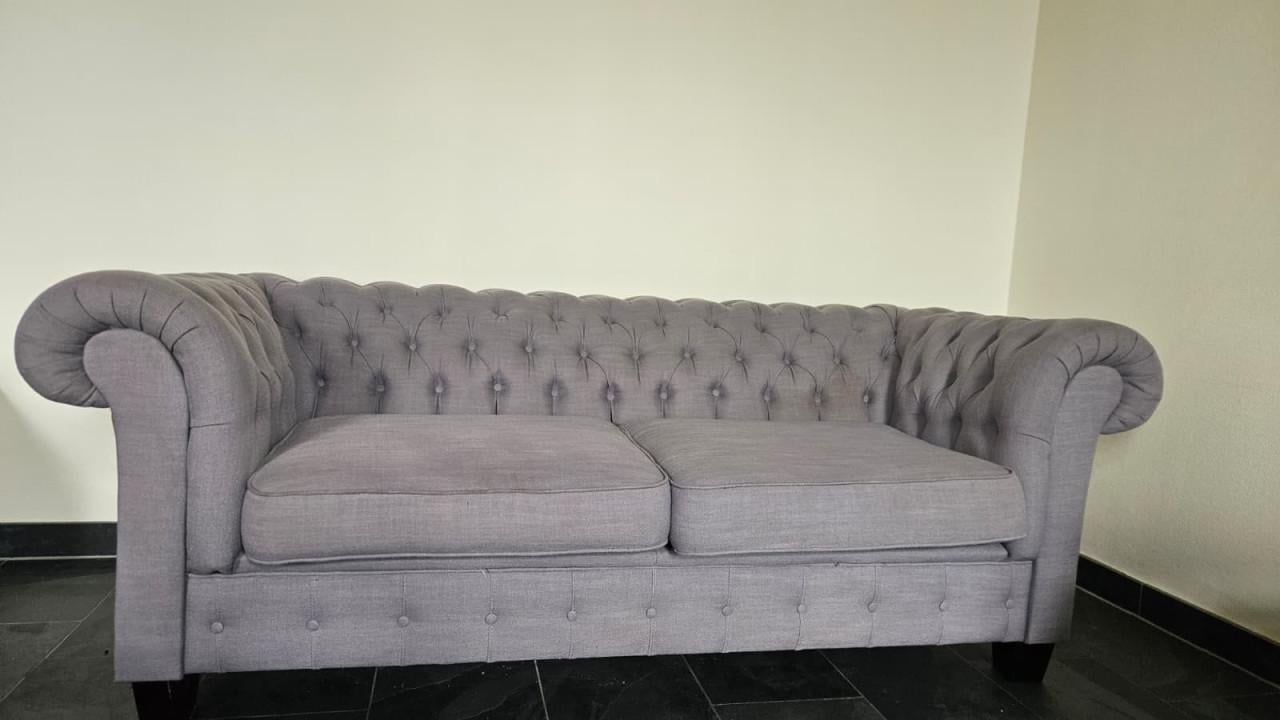 Stijlvolle Grijze Chesterfield Tweezitsbank