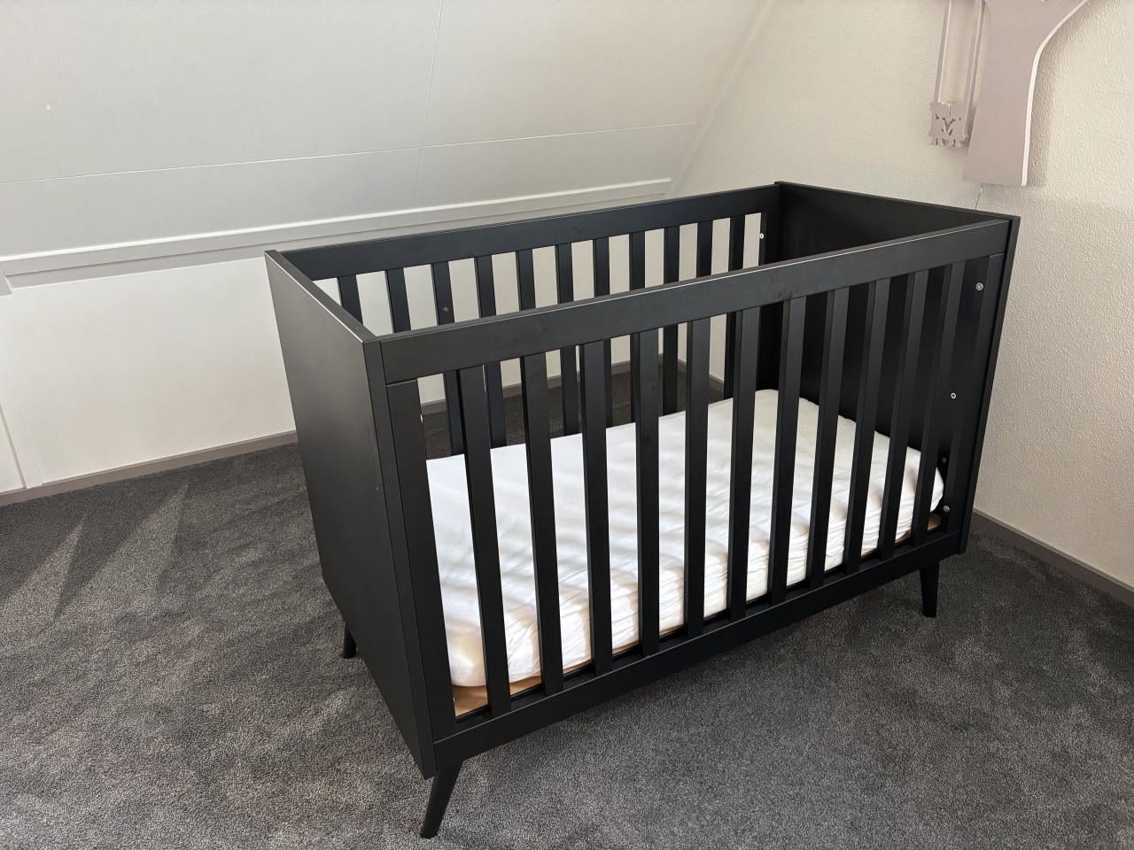 Babybed (Europe Baby Sterre Babybed Zwart / Oak 60 x 120 cm) van Babypark