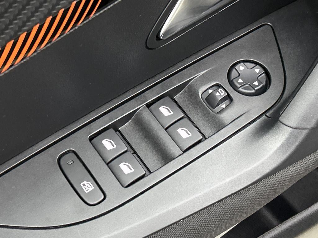 Peugeot 2008 130 pk active pack | rijklaar | apple carplay | camera | stoel