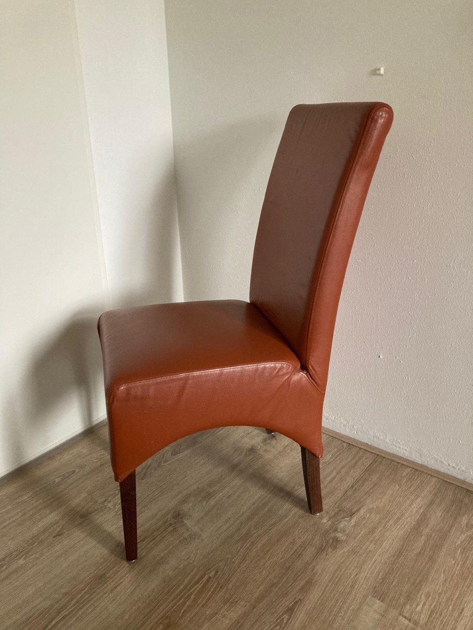 Gratis af te halen 2 eetkamerstoelen leer