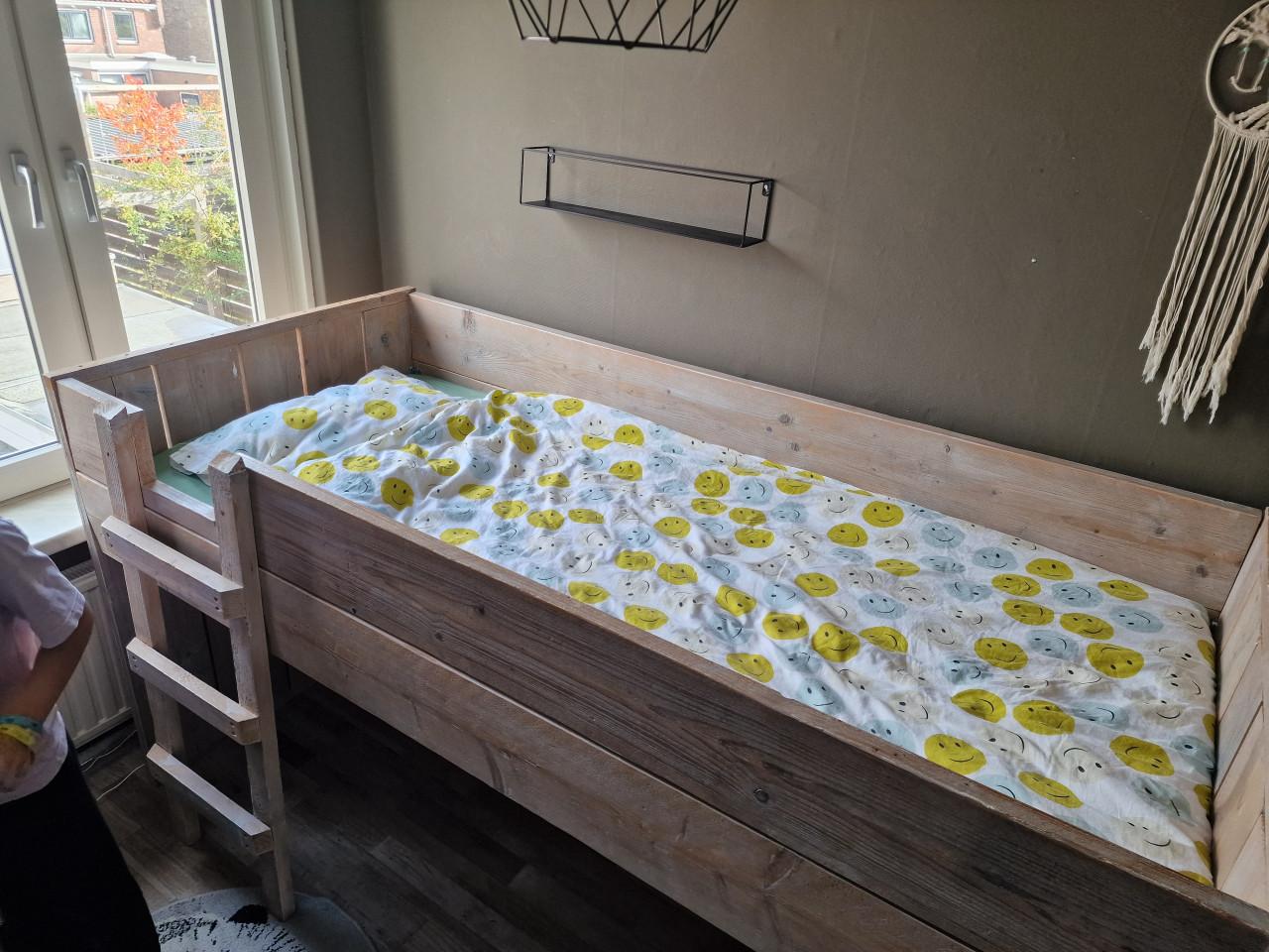 Steigerhouten kinderbed
