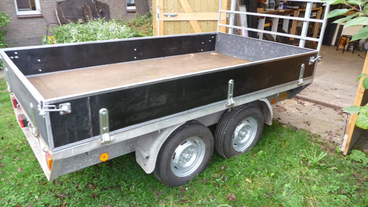 TE KOOP ongeremde aanhanger PLATEAUWAGEN tandemasser voor gewoon rijbewijs
