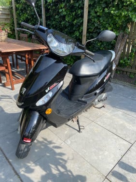 Scooter peugeot v-clic (blauw kenteken)