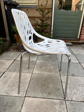 2 kunstof stoelen