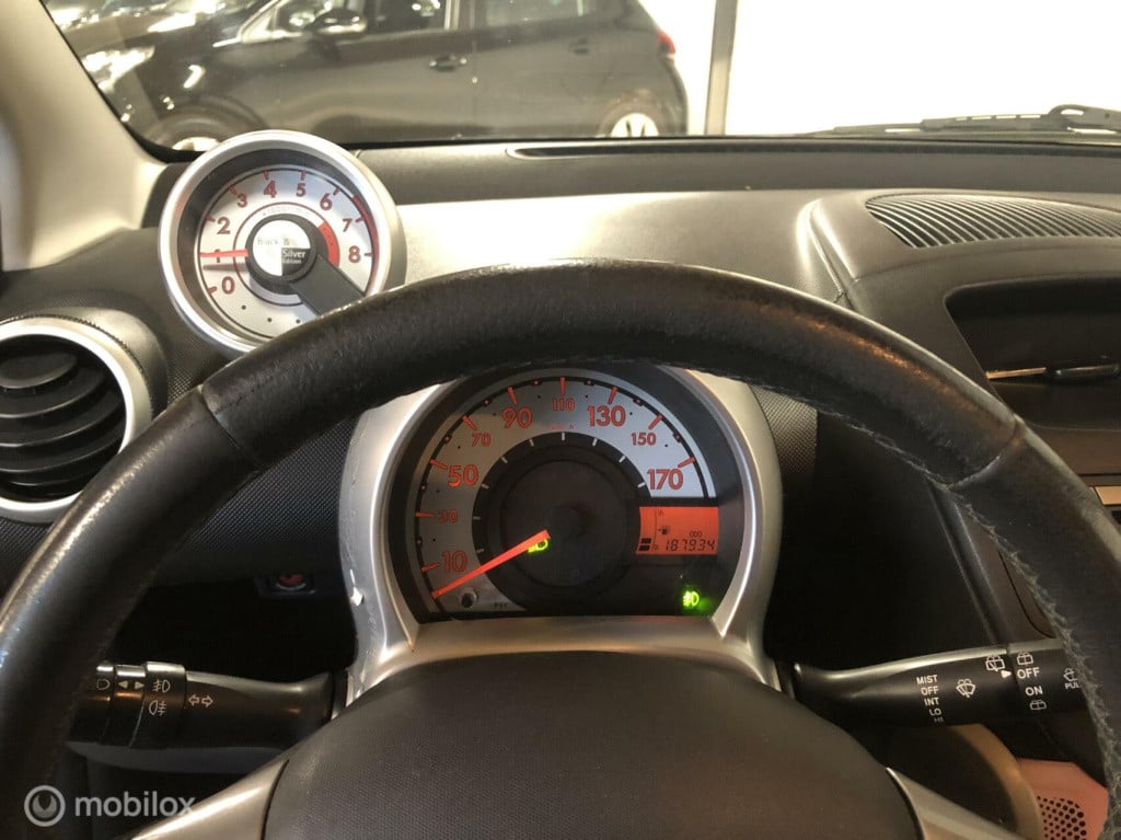 Peugeot 107 1.0 black & silver