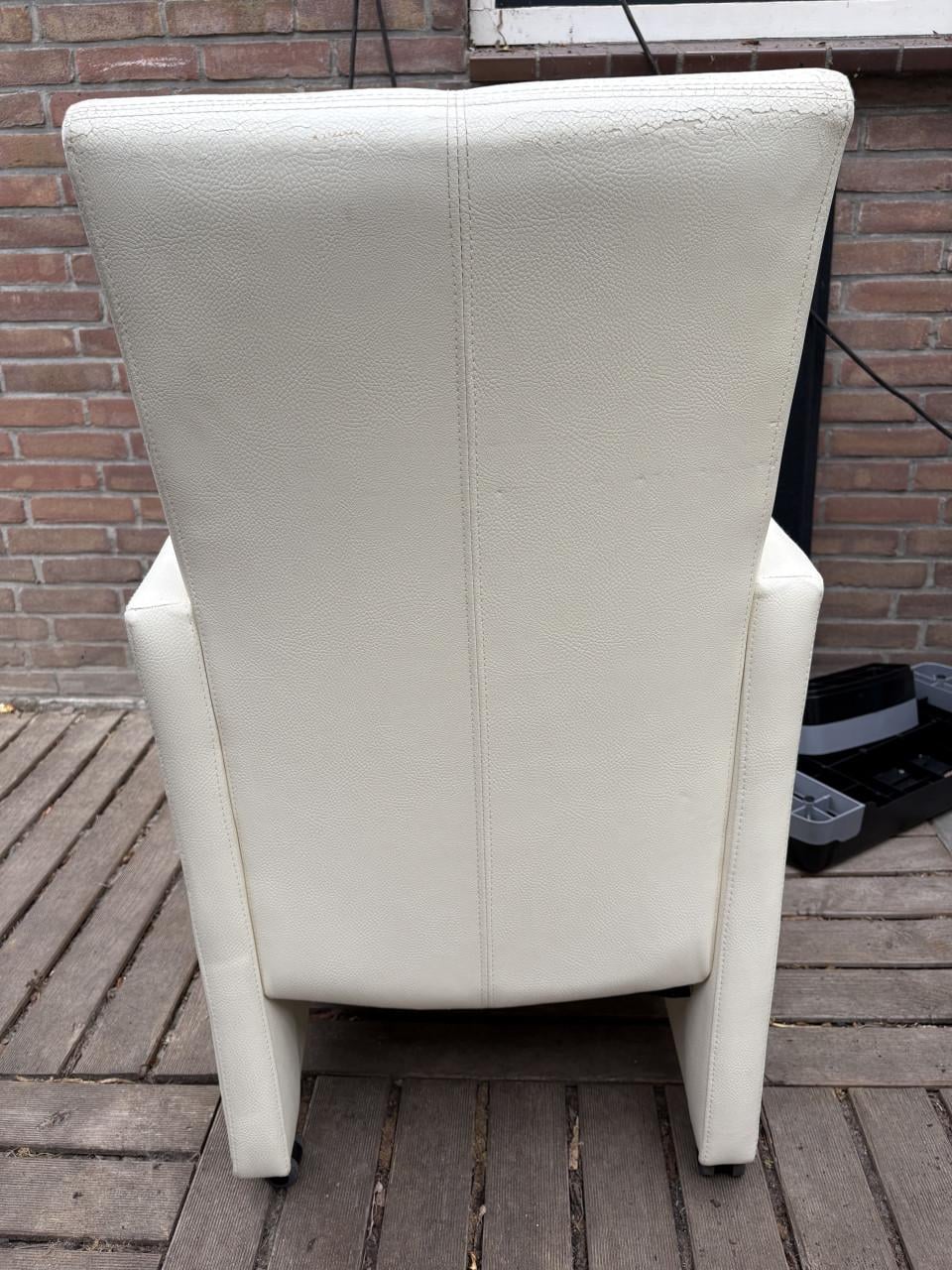Twee eetkamerstoelen op wieltjes
