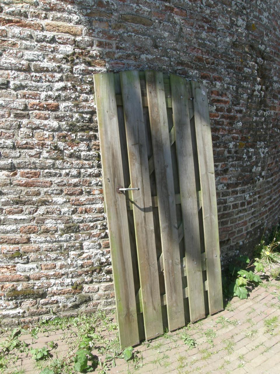 Houten tuinpoort € 25,00