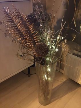 Vaas met takken en verlichting