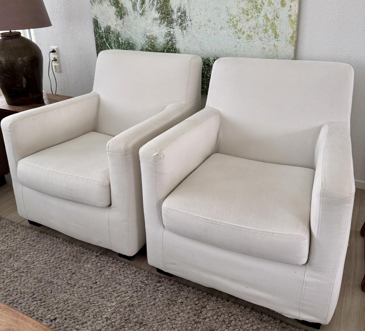 Twee witte SOHO Company fauteuils