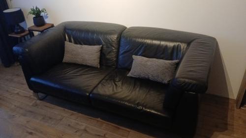 PRACHTIG ZWART LEREN 2 ZITS BANK