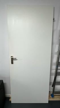 Binnendeur opdek. 201,5 x 83 cm. Inclusief deurbeslag en scharnieren.