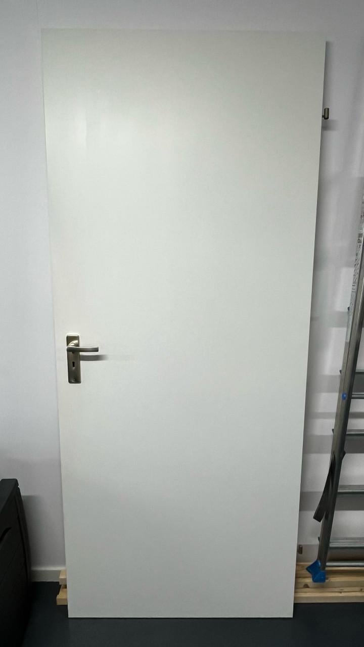 Binnendeur opdek. 201,5 x 83 cm. Inclusief deurbeslag en scharnieren.