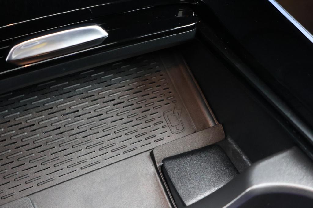 Mercedes-Benz Gla-klasse 180 amg line i 2025 i panorama dak i manufaktur al