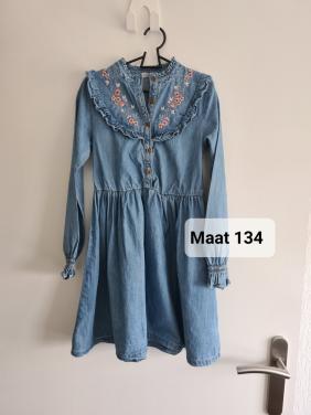 Licht blauw spijkerjurkje van Happy Girls Club  Maat 134