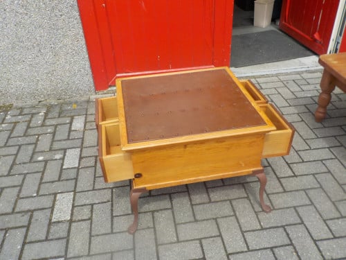 In goede staat mooie kwaliteit salontafel met 4 laden