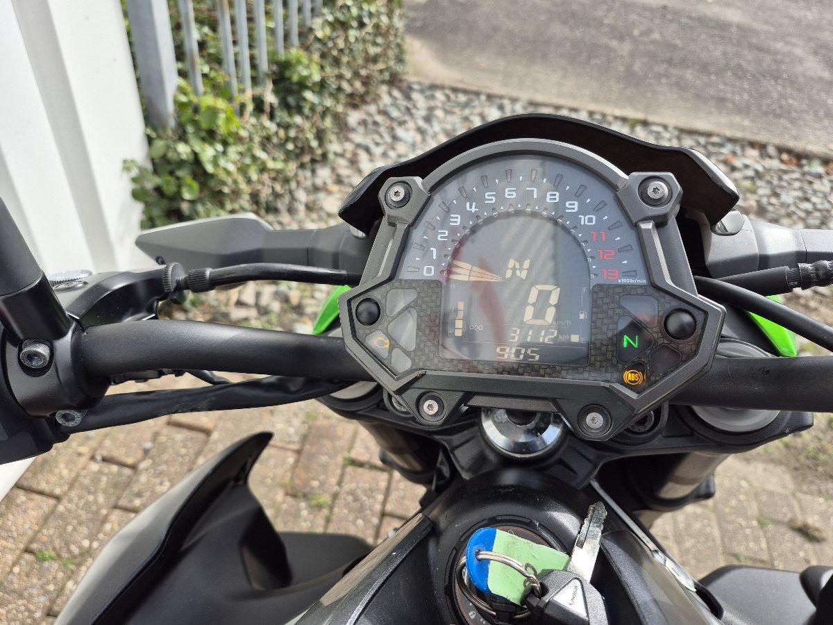 Kawasaki Z900 Akrapovic uit 2019, stoere naked bike