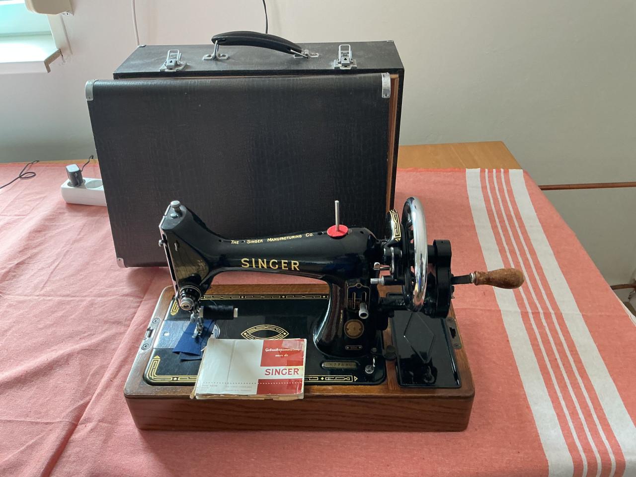 Singer handnaaimachine.met originele gebruiks aanwijzing.