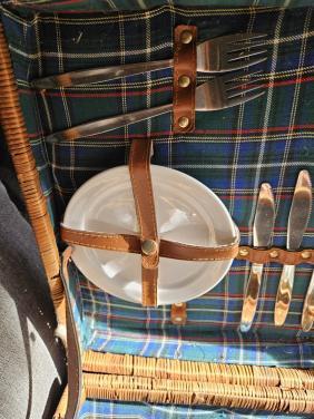 Vintage grote Picknickmand met Servies voor 4 Personen