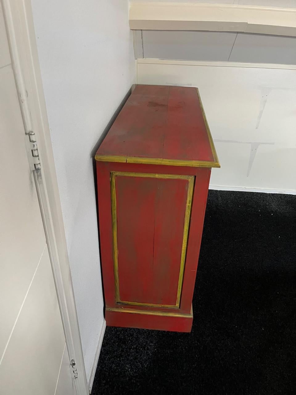 Fraaie kast rood met gele accenten