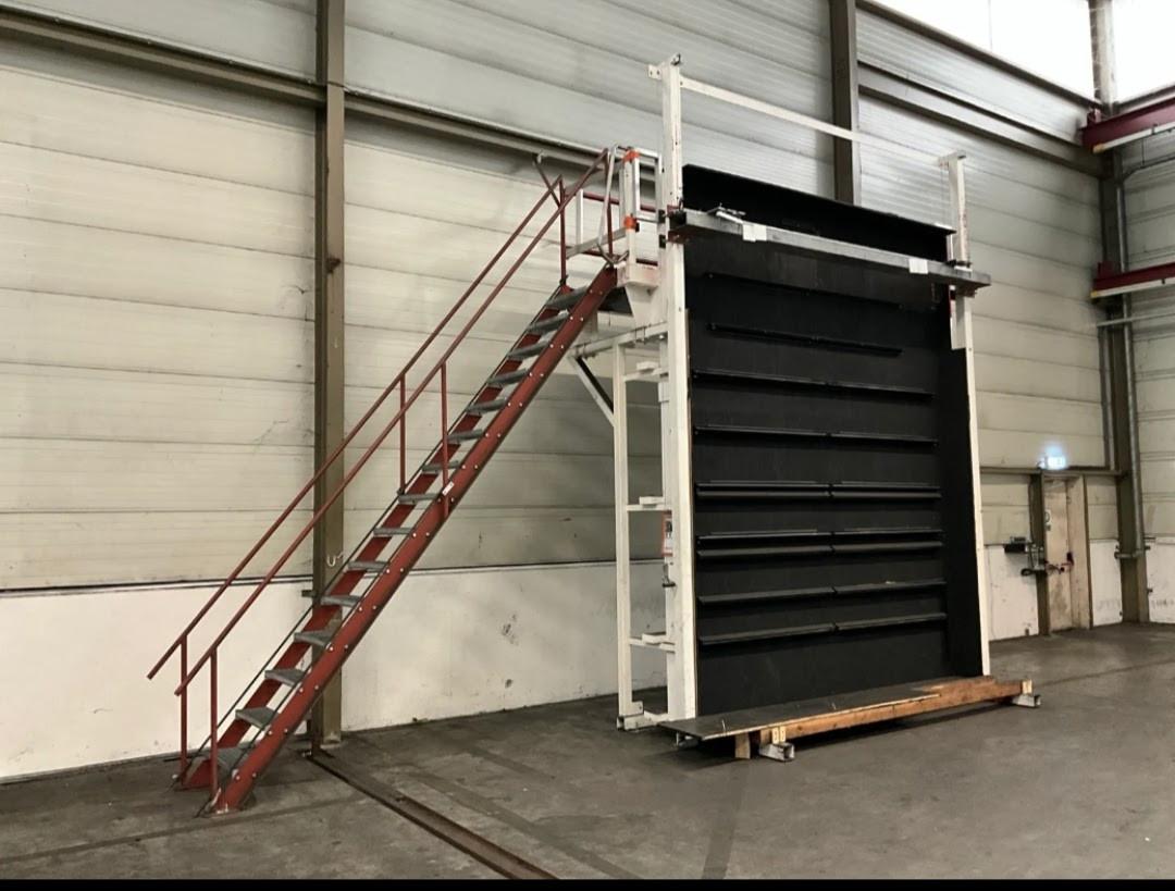 Zware stalen industrie trap verdieping entresolvloer. Steektrap bordestrap