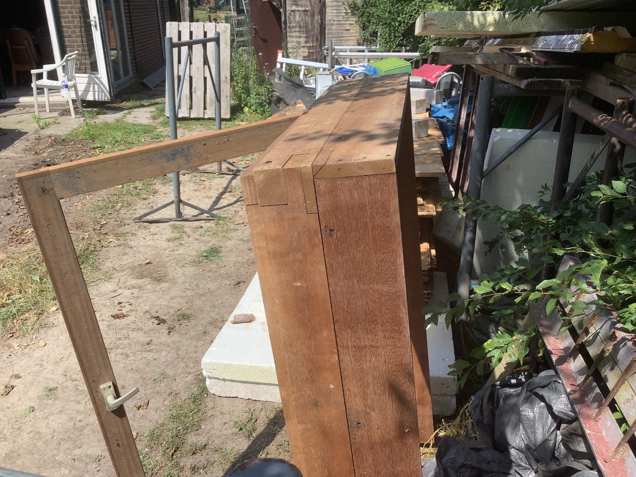 Te koop hardhouten kozijn met draaibaar raam naar buiten