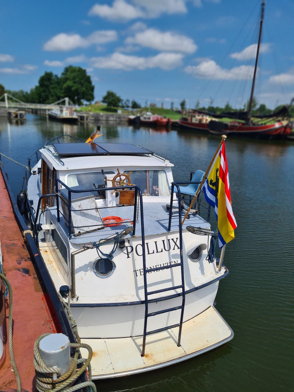 Motorkruiser met schilderwerk