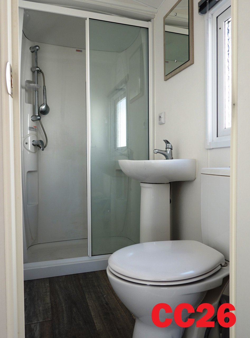 Bijna nieuw chalet met kunststof buitenzijde en dubbel glas 2 slk te koop