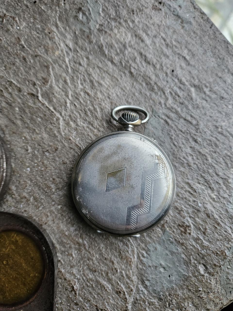 Antieke oude junghans zakhorloge met een gemerkte koker...