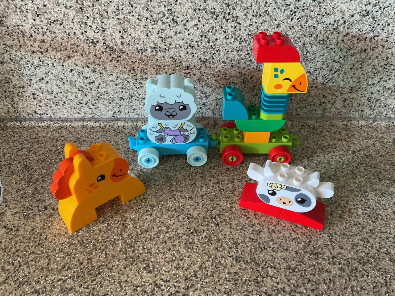 Heel veel Lego Duplo in vele kleuren en maten van blokjes. Poppetjes. Auto