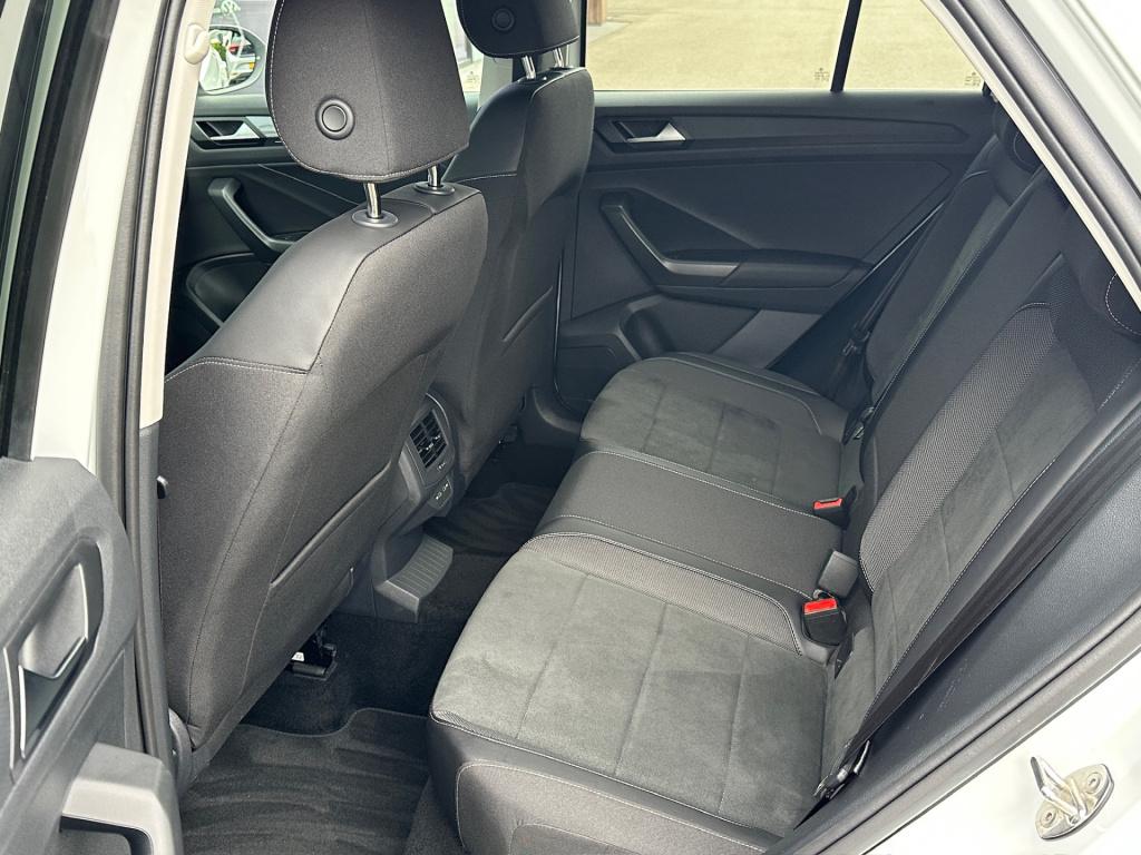 Volkswagen T-roc 1.5 tsi 150pk dsg style | trekhaak | navi | iq light | ada