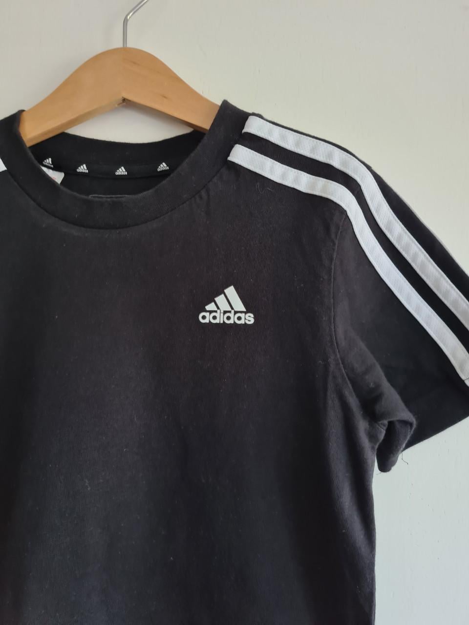 Adidas zwart-wit T-Shirt Maat 128