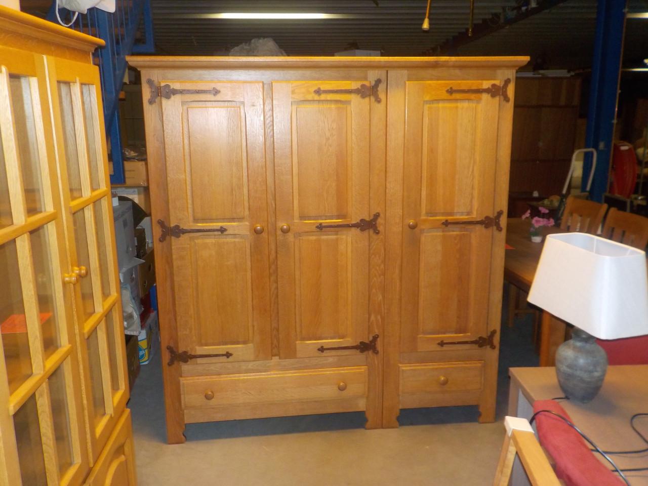 Geheel massief eiken kleerkast In nieuw staat van Oisterwijk meubelen