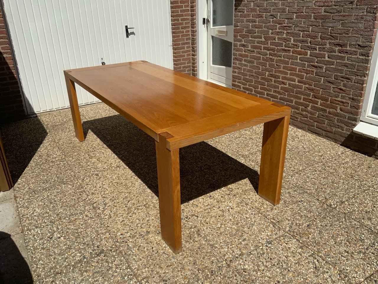 Grote tafel plus 6 bijpassende stoelen