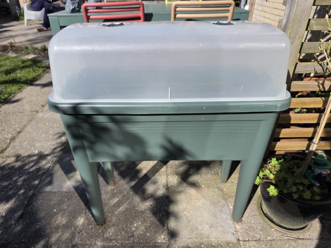 Kweektafel Elho met deksel en gratis kasje