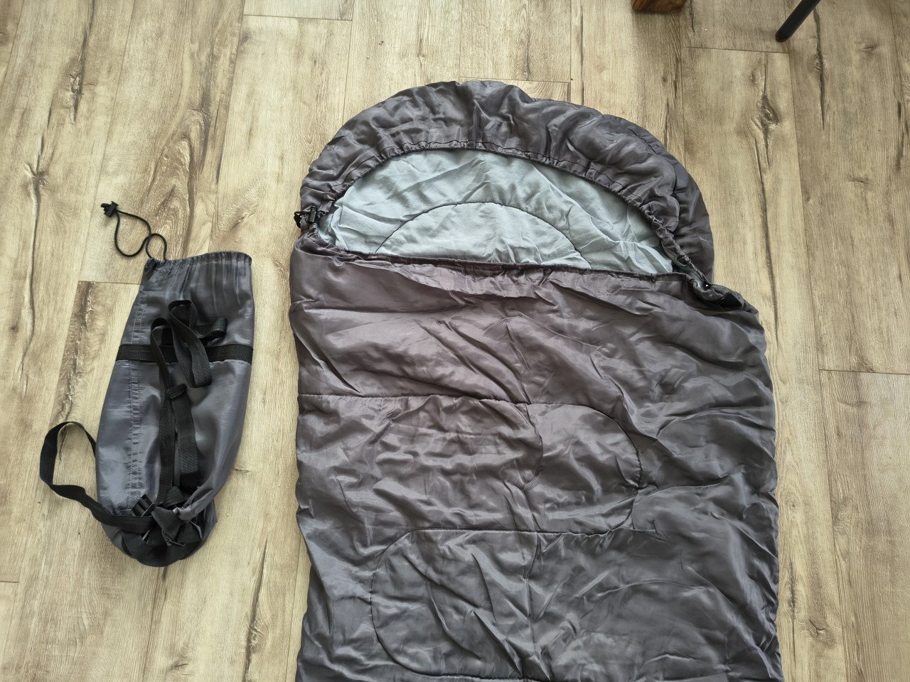 Mooie grijze mummy slaapzak met compressie hoes. Kampeerbed.
