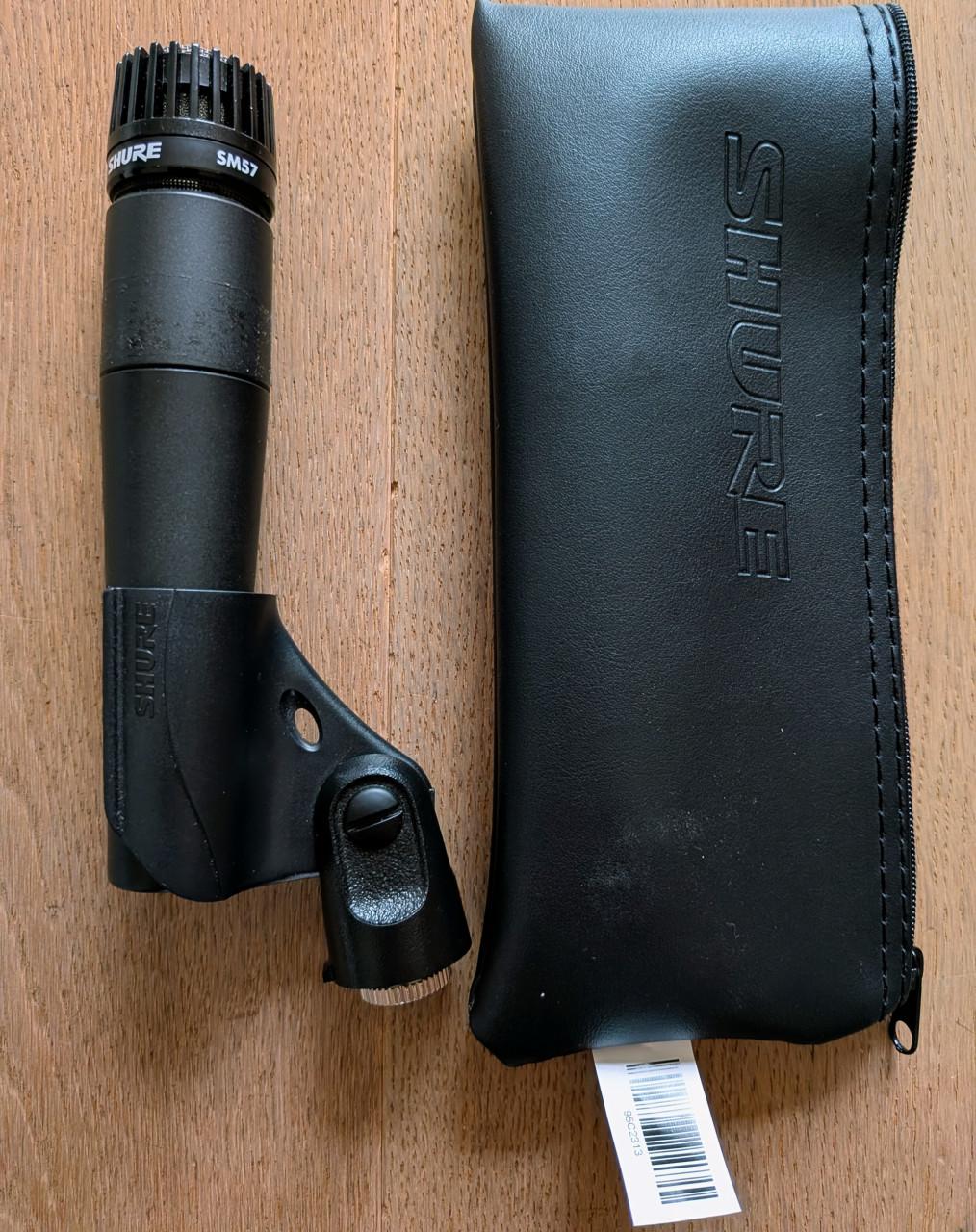 Muziek spullen:  4 micro's en 2 hard cases