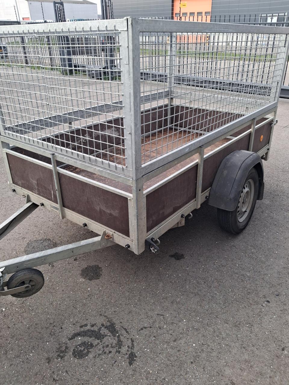 Aanhangwagen met loofrekken