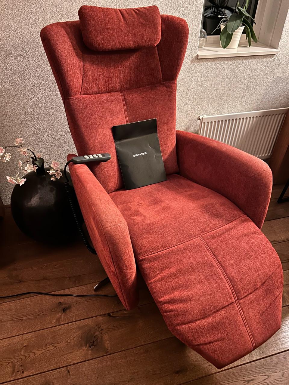 Te koop Prominent sta op fauteuil