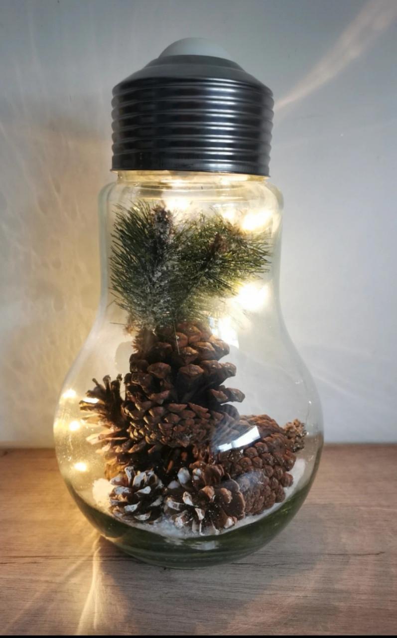 Kerstdecoratie in glazen gloeilamp
