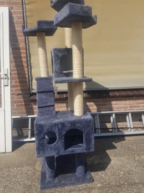 Grote katten krabpaal